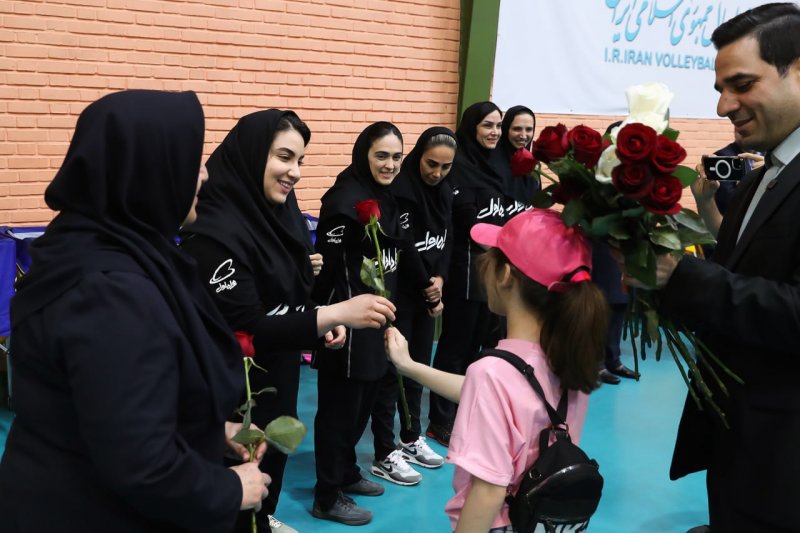 آقای رئیس و دخترش در اردوی تیم ملی زنان! (عکس)