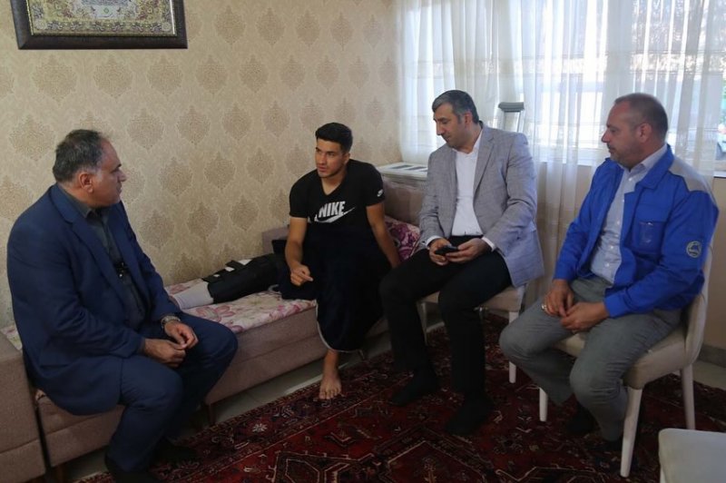 مدیرعامل پیکان یک جوان را غافلگیر کرد (عکس)