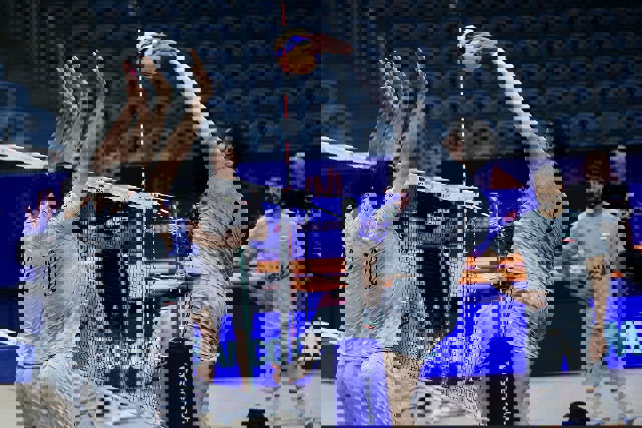 2024370