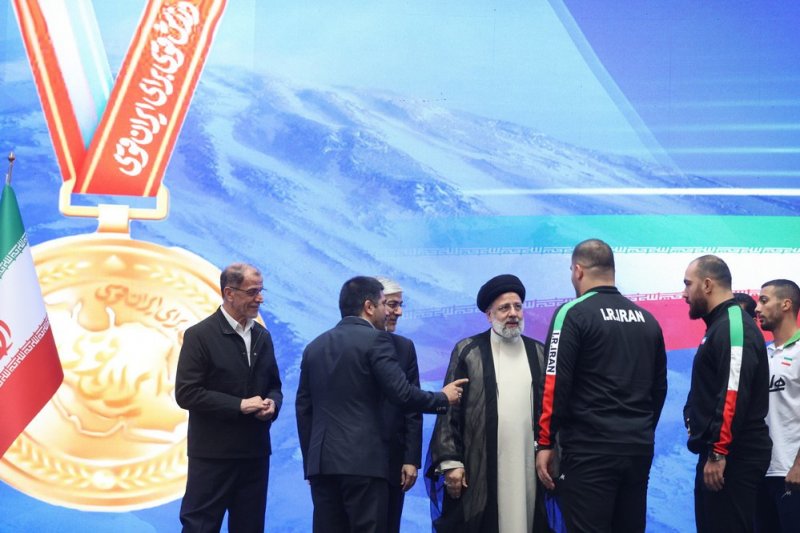 آخرین دیدار رئیس جمهور شهید با ورزشکاران (عکس)