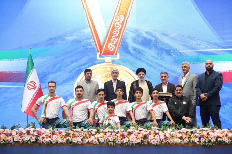 آخرین دیدار رئیس جمهور شهید با ورزشکاران (عکس)