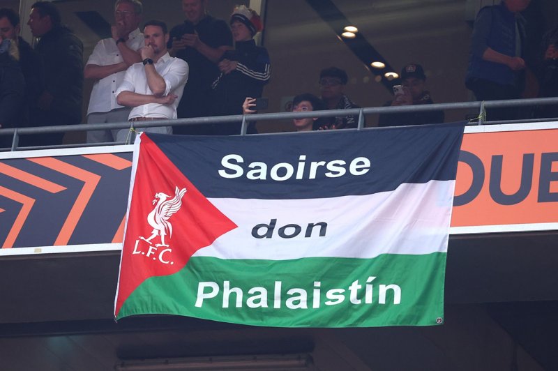 هواداران ایرلندی پرچم فلسطین را در ورزشگاه آویوا استادیوم، محل برگزاری...