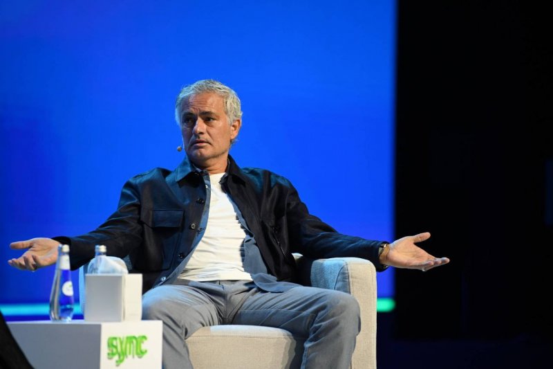  ژوزه مورینیو به استفاده از سیستم کمک داور ویدئویی در فوتبال انتقاد کرد. 