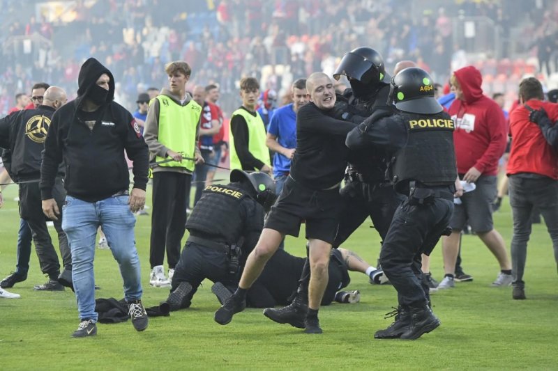 صحنه‌های وحشیانه در فینال جام حذفی / درگیری تاریخی در فوتبال چک: این فوتبال را نمی‌خواهیم!