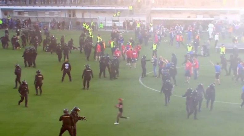 صحنه‌های وحشیانه در فینال جام حذفی / درگیری تاریخی در فوتبال چک: این فوتبال را نمی‌خواهیم! 5