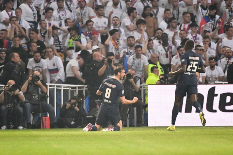 بعد از قهرمانی در لیگ فرانسه؛/ لیون 1-2 پی‌اس‌جی: امباپه با جام رفت 3