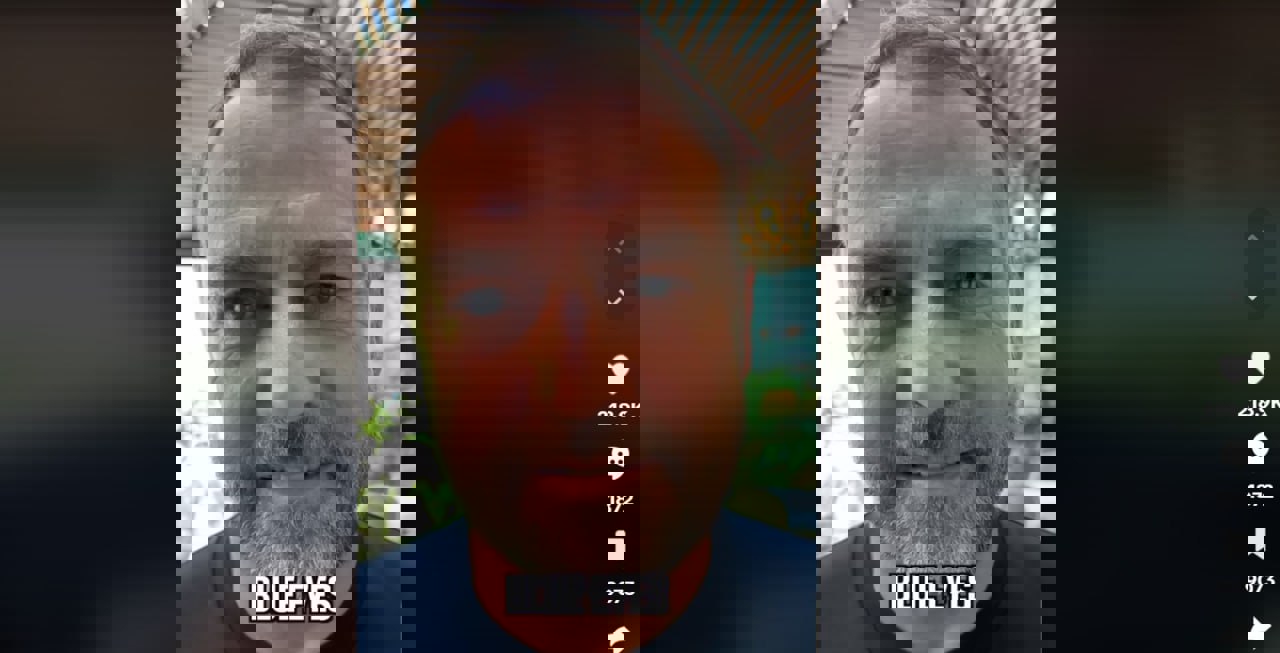 2028043