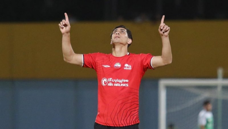 مدافعی که تراکتور را بیمه میکند (عکس)