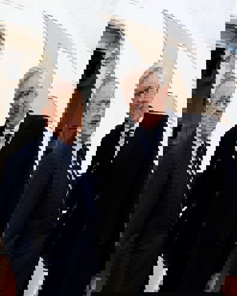 2031183