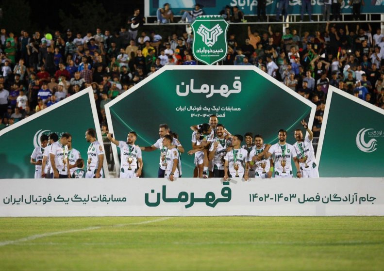 قدرت‌نمایی در فوتبال ایران با جام و فریاد (عکس)