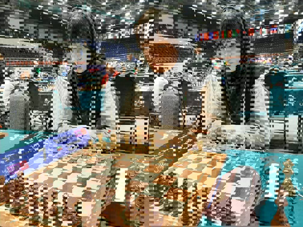 2042868