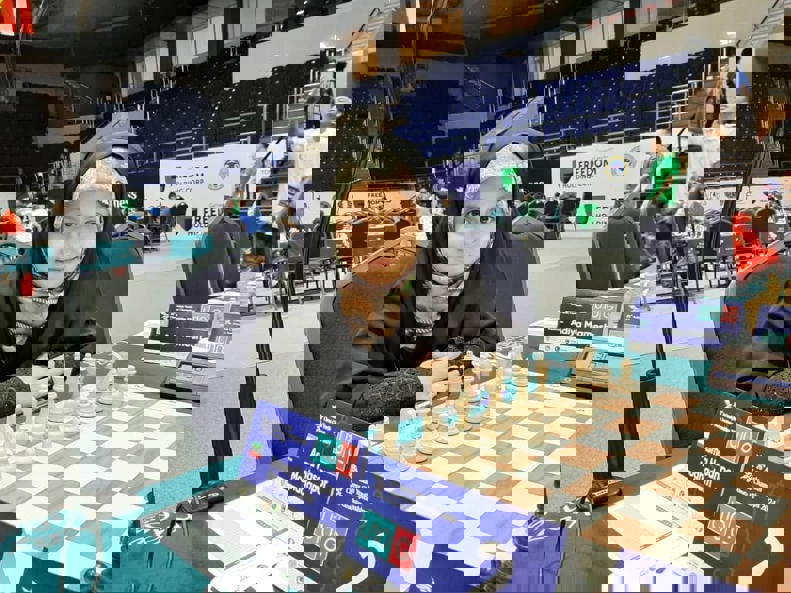 2042869