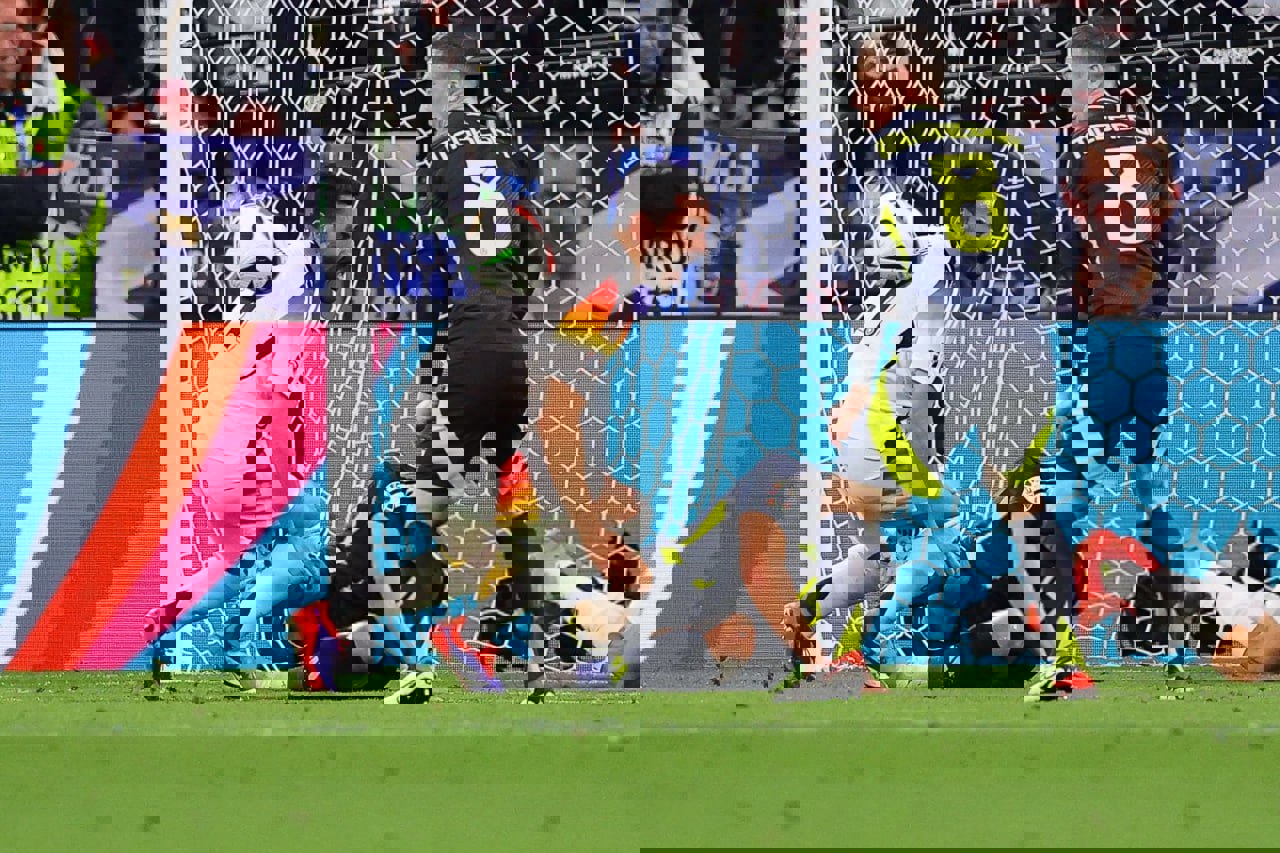 2043621