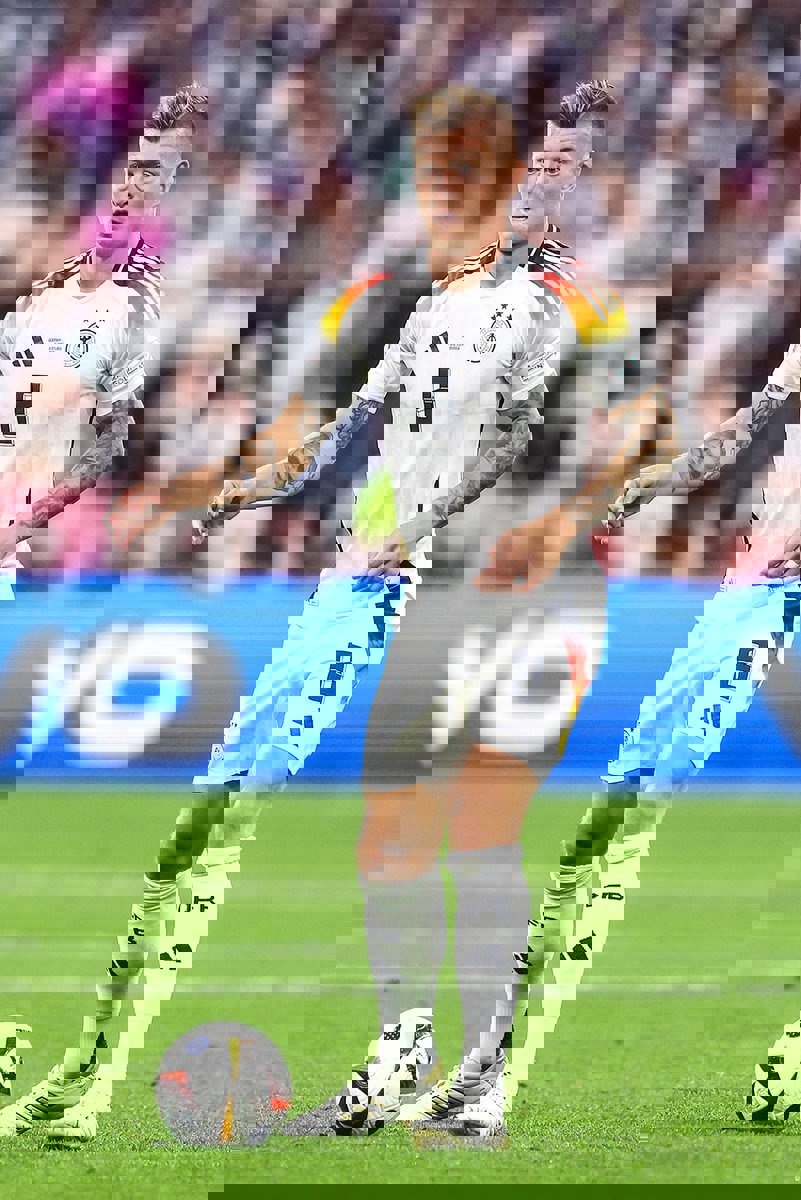 2043696