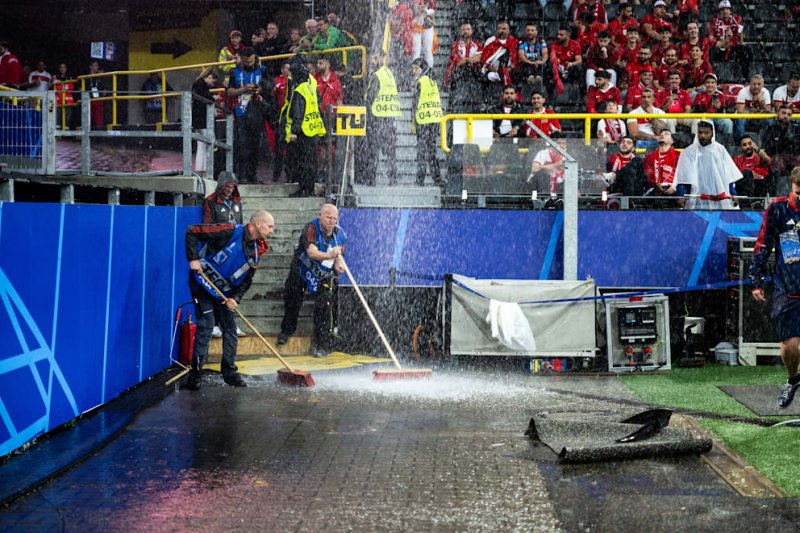 باران سیل‌آسا دورتموند را غافلگیر کرد / باورنکردنی در یورو: تخلیه آب با جارودستی! (عکس)