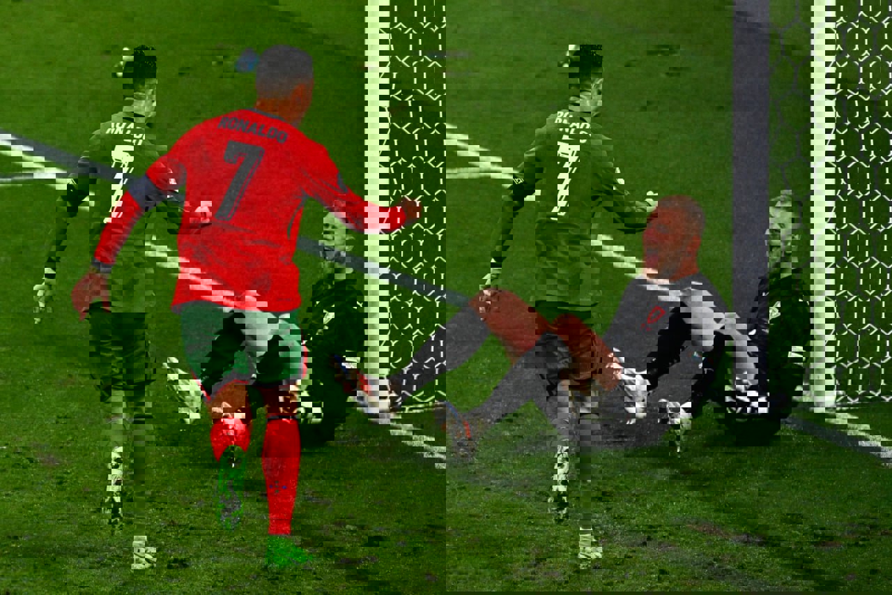 2045243