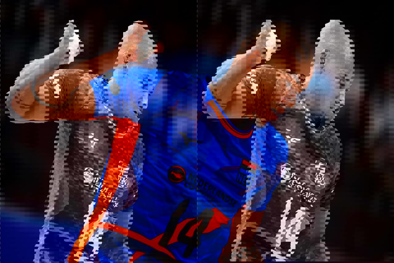 2045696