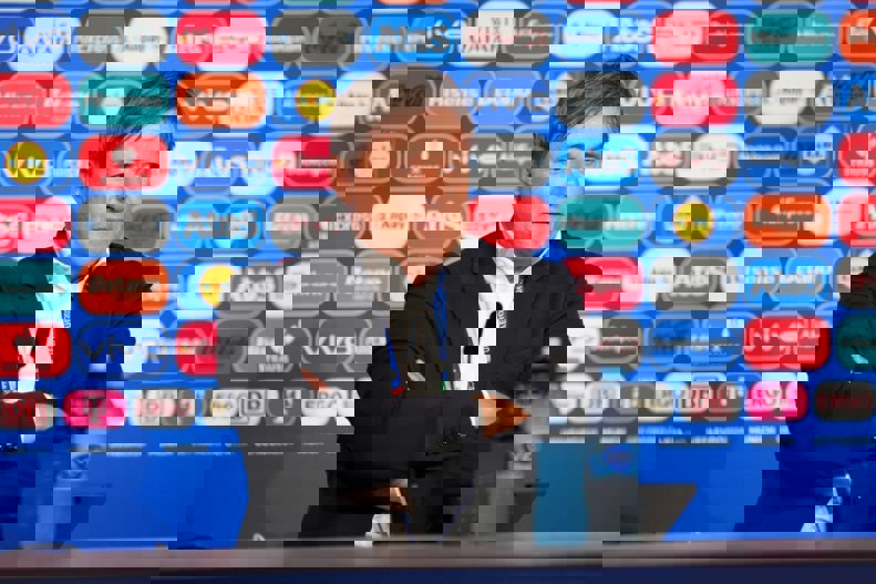 2045900