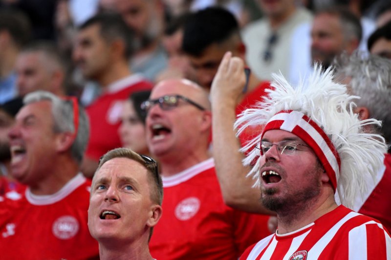 دانمارک به دلیل رفتار هواداران مقابل انگلیس جریمه شد