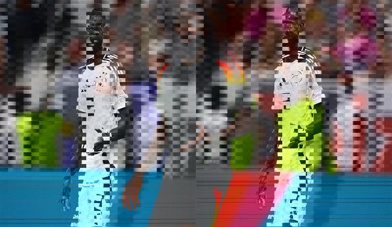 2048335