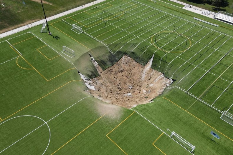 انگار بمب منفجر شده / یک سوراخ بزرگ زمین فوتبال را بلعید! (عکس) 2