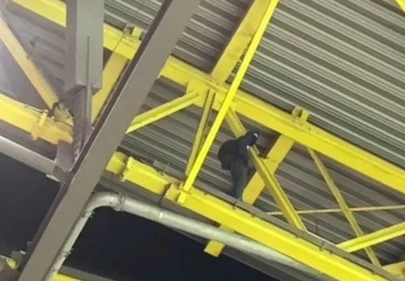 دستگیری مرد نقابدار در ارتفاع چهل متری / ترسناک‌ترین شب یورو، خطرناک‌تر از تگرگ و رگبار!