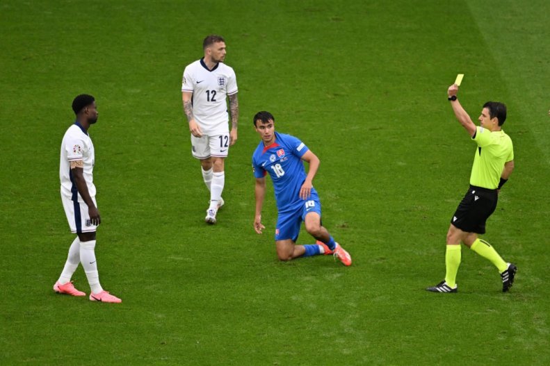 گوئهی بازی بعدی انگلیس را از دست داد / چهار کارت زرد در 17 دقیقه: داور ترکیه‌ای رحم ندارد 3
