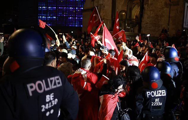 جشن پرآشوب: 19 هوادار ترک دستگیر شدند
