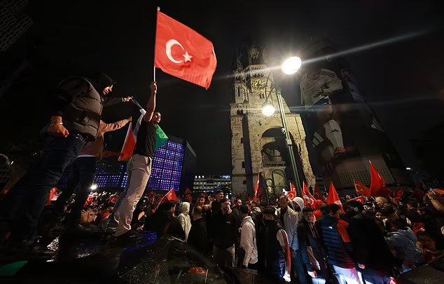 جشن پر دردسر: 19 هوادار ترکیه دستگیر شدند 2