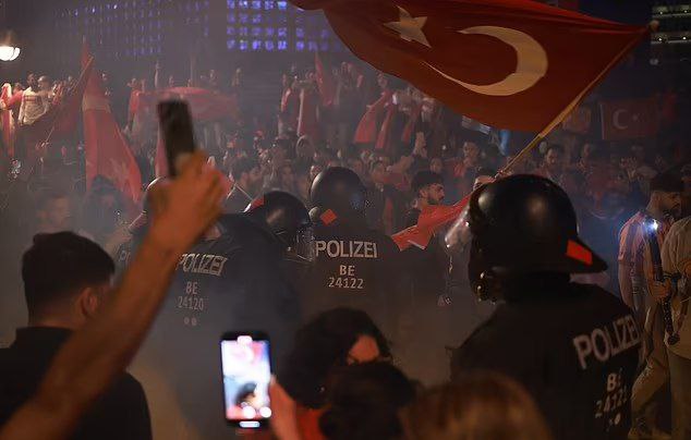 جشن پر دردسر: 19 هوادار ترکیه دستگیر شدند 3