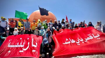 اهتزار پرچم حضرت سیدالشهدا (ع) بر فراز قله توچال