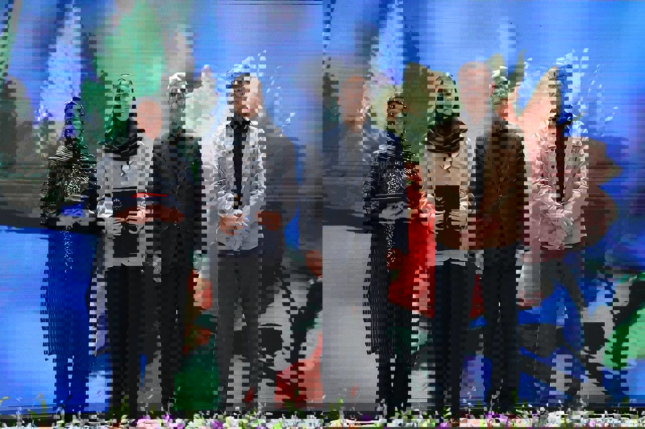 2052884