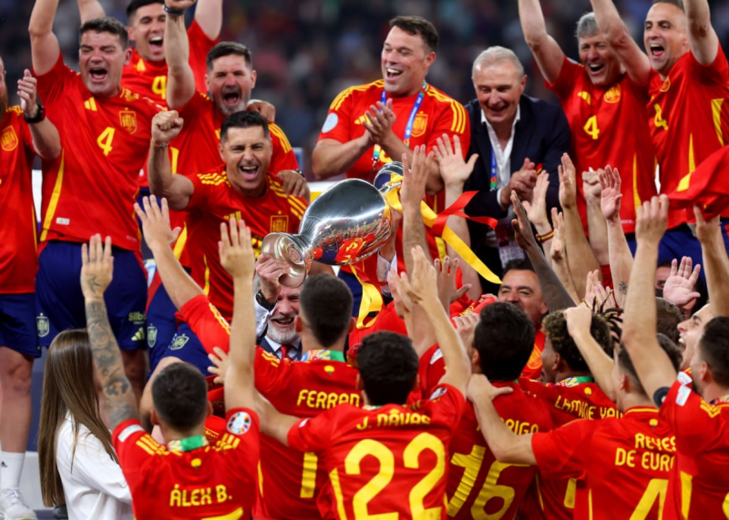 جشن قهرمانی اسپانیا با جام ارزشمند / لحظه‌ای که همه دوست دارند آن را تجربه کنند (عکس)