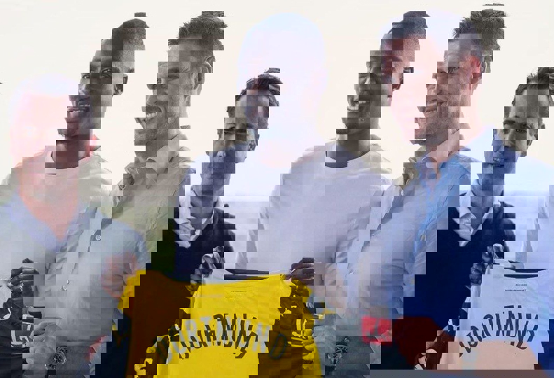 2056137