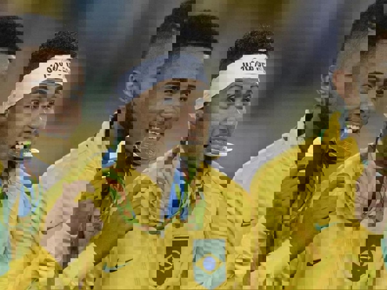 2056813