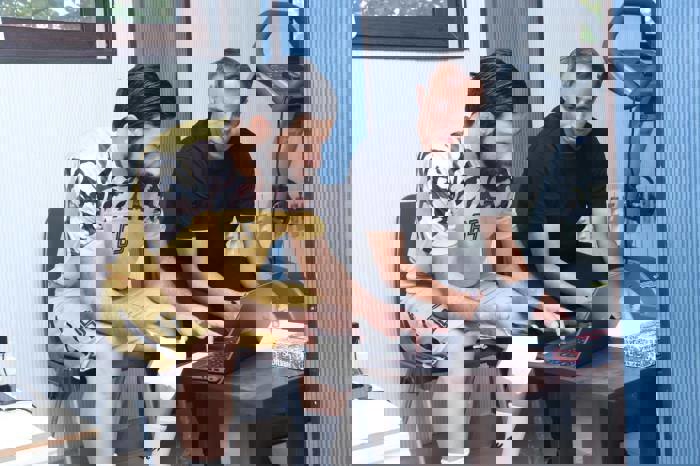 2057189