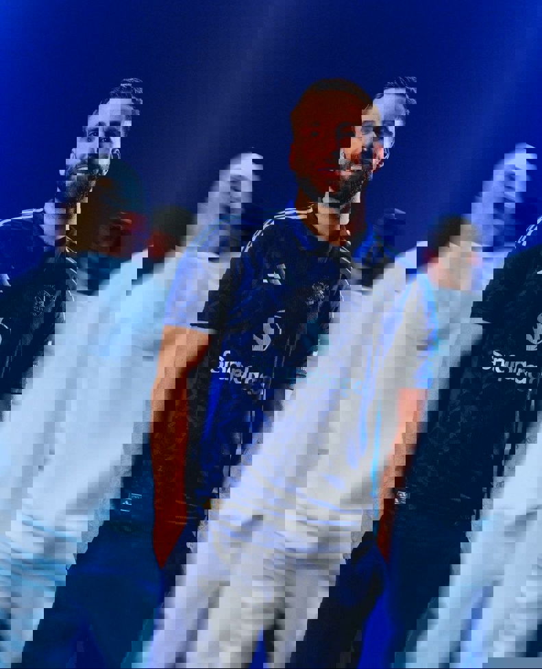 2058137