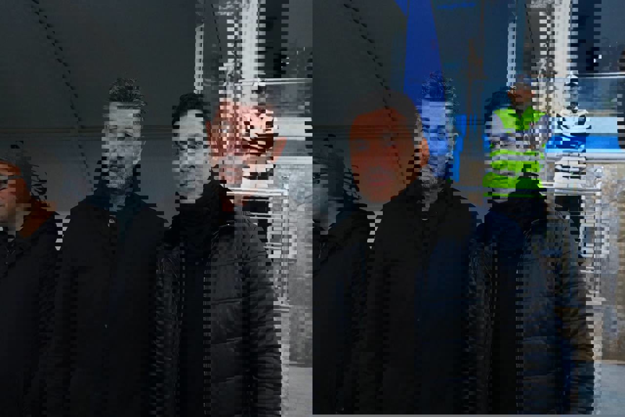 2058318