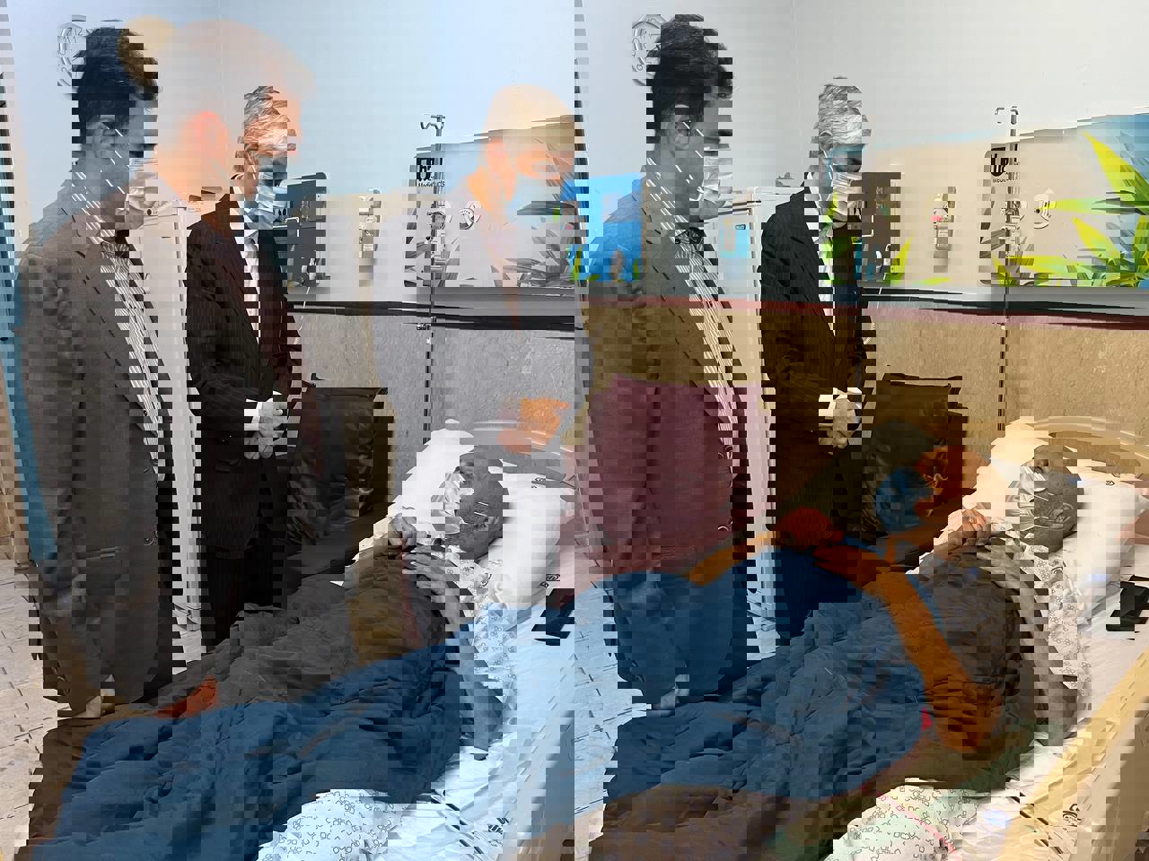 عیادت وزیر ورزش و جوانان از پیشکسوت استقلال