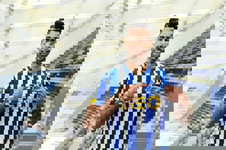 2058939