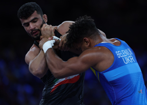 ستاره کشتی فرنگی از فرودگاه به MRI رفت