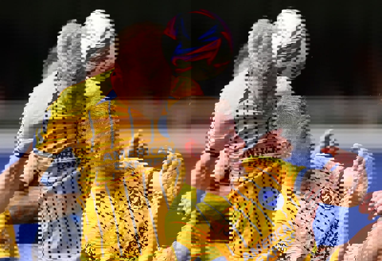 2071136