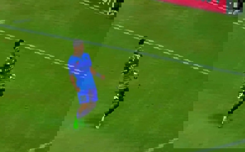 هشت دقیقه پرتاب بطری و شعار و توقف بازی / بدترین جو هواداری تاریخ علیه استقلال نکونام! 2