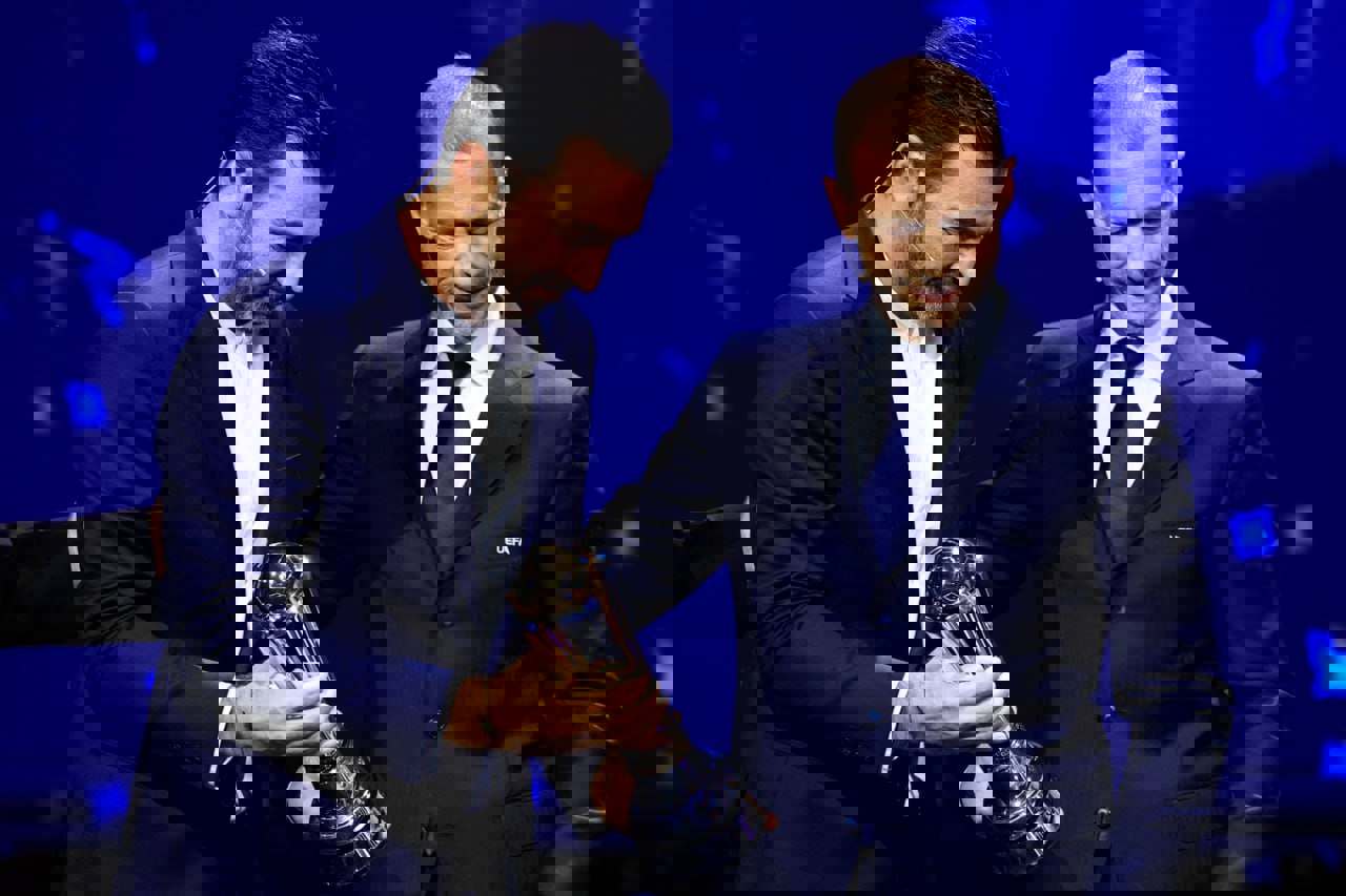 2074318