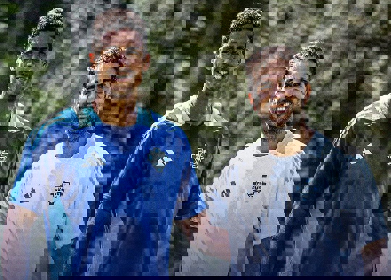 2075562