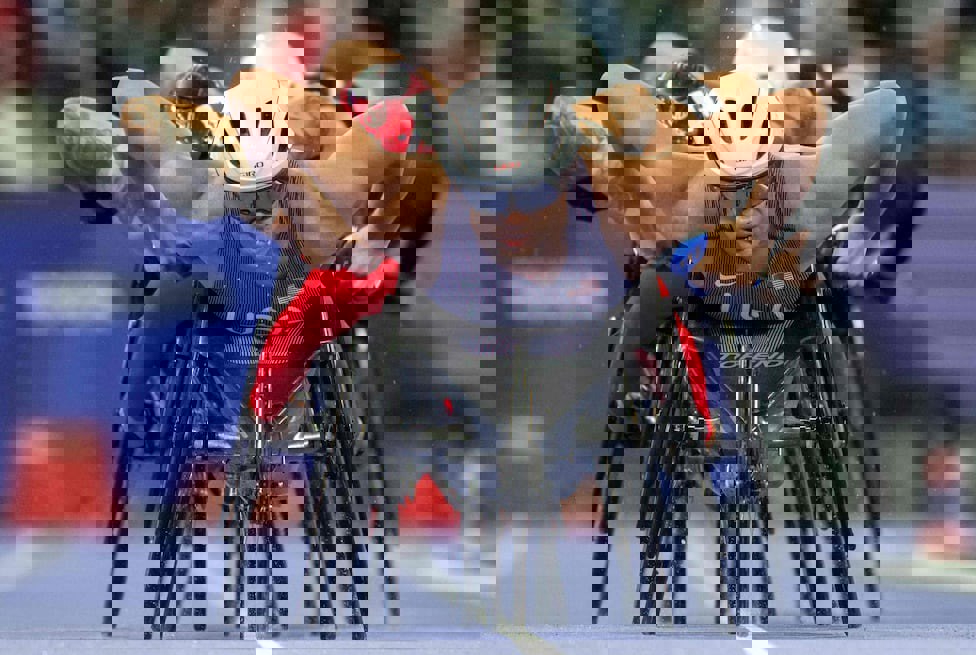 2076379