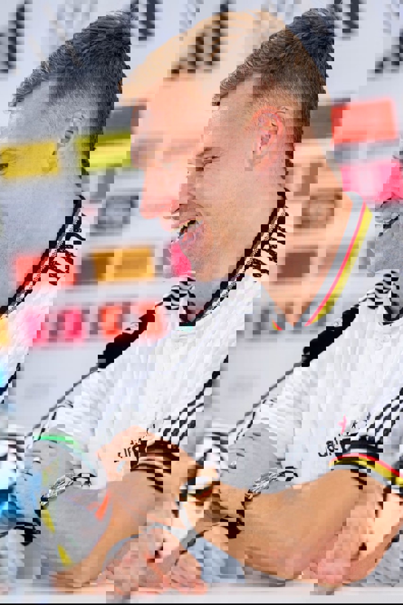 2076525