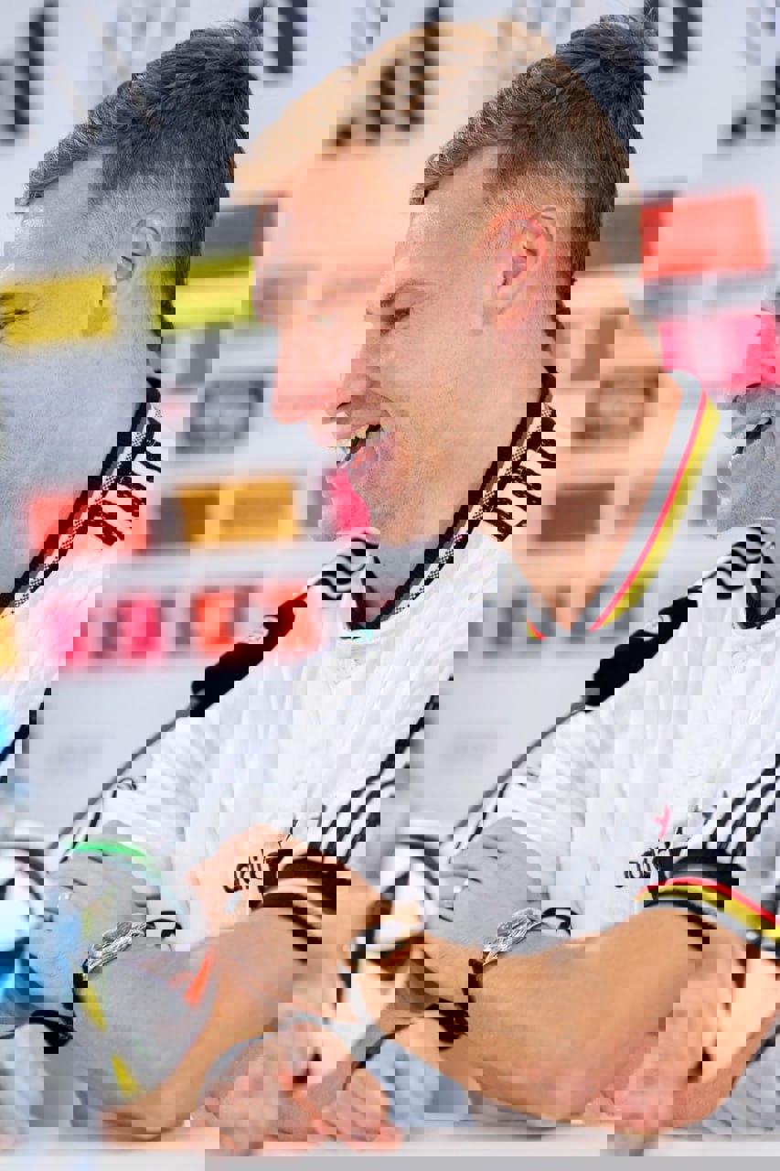 2076525