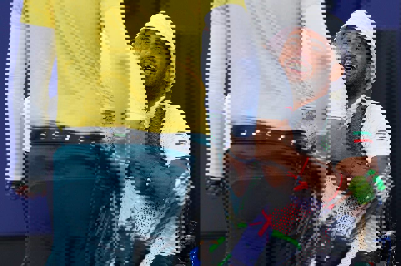 2076949