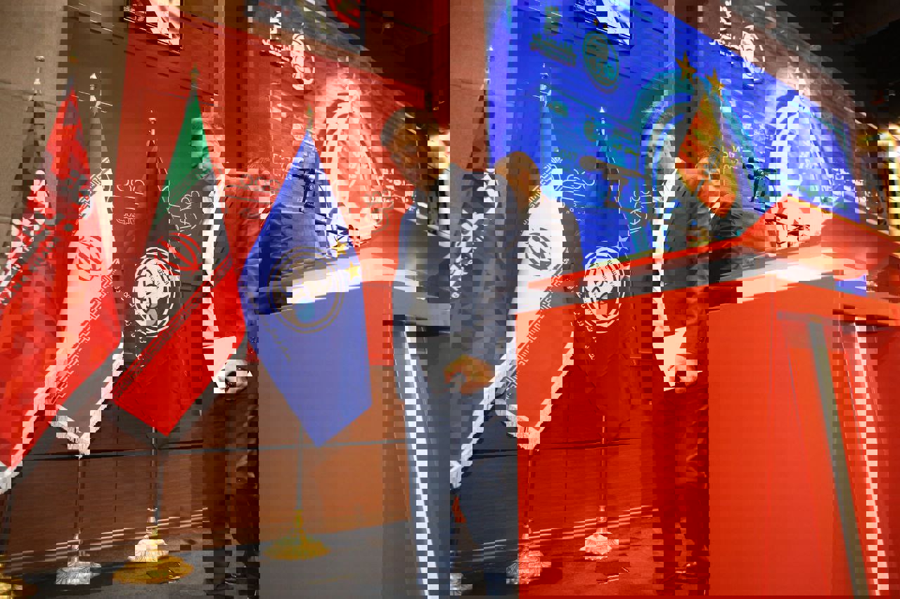 2077998